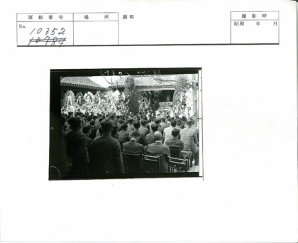 庭院花树下人群聚会.jpg