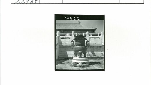 庭院青铜香炉与传统建筑景观.jpg