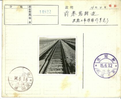 延伸至地平线的铁轨与电力线.jpg
