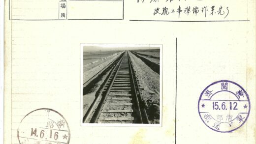 延伸至地平线的铁轨与电力线.jpg