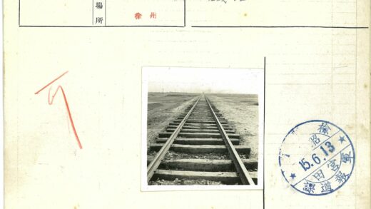 延伸铁轨与荒原远景.jpg
