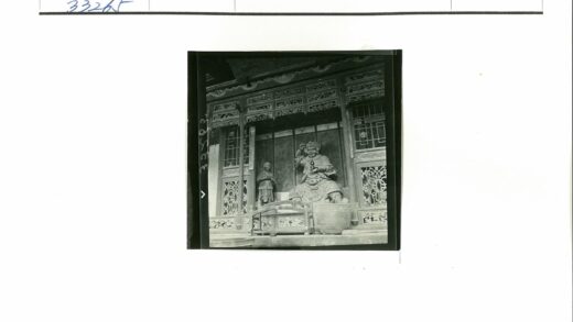建筑入口华丽雕像格子窗细节.jpg