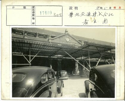 建筑入口时钟停车旧照.jpg