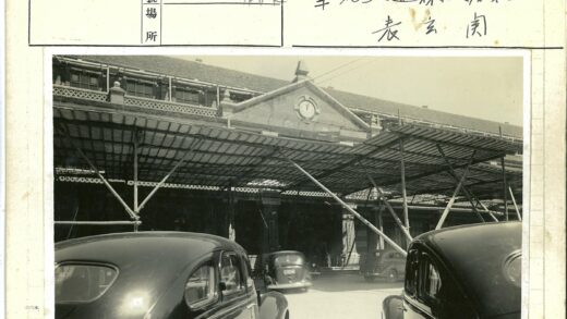 建筑入口时钟停车旧照.jpg