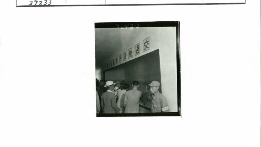 建筑内展览品参观场景.jpg