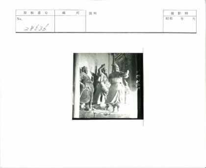建筑内装甲雕像与马雕塑.jpg