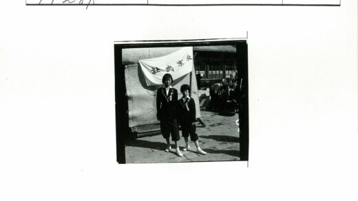 建筑前两人与汉字横幅合影.jpg