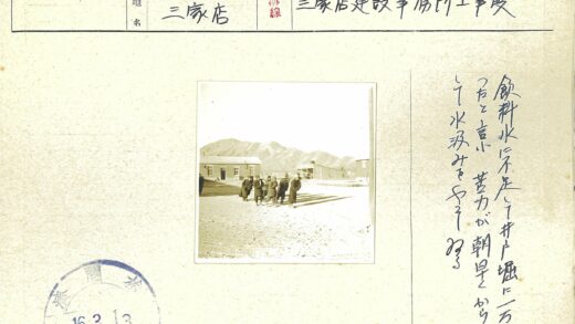 建筑前人群行走远山背景.jpg