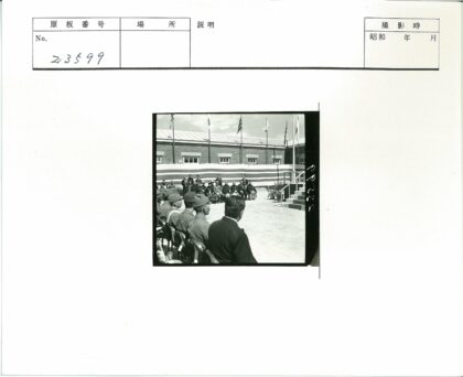 建筑前人群集会横幅旗帜.jpg