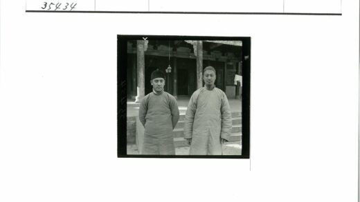 建筑前台阶与灯笼的两人.jpg