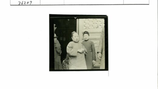 建筑前合影的女性与人群.jpg