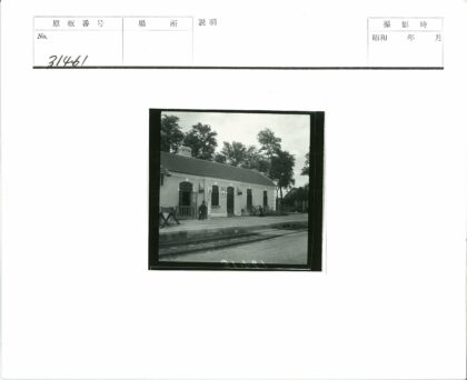 建筑前铁路轨道行人黑白照.jpg