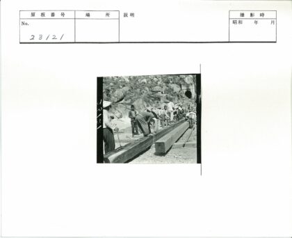 建筑团队在岩石地形施工木梁.jpg