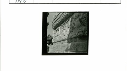 建筑外墙神话人物雕刻.jpg