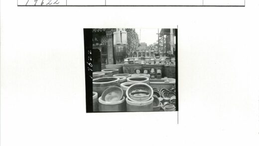 建筑外陶罐花瓶展示.jpg