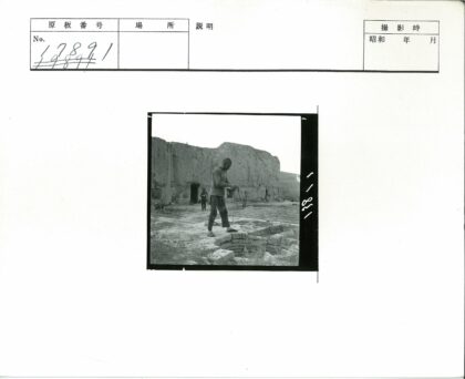 建筑工人与土坯墙工作场景.jpg