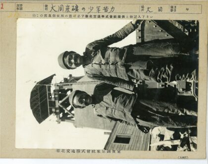 建筑工人与工业背景合影.jpg