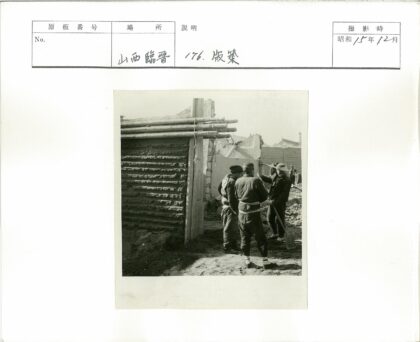 建筑工人与未完工的楼房.jpg