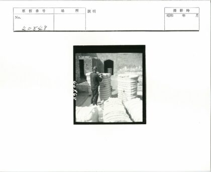 建筑工人与材料包工作场景.jpg
