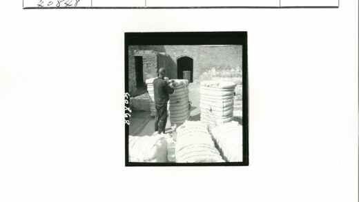 建筑工人与材料包工作场景.jpg