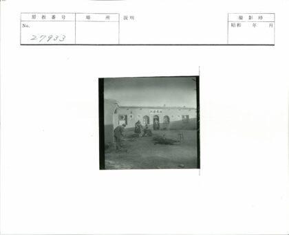 建筑工人与汉字墙庭院场景.jpg