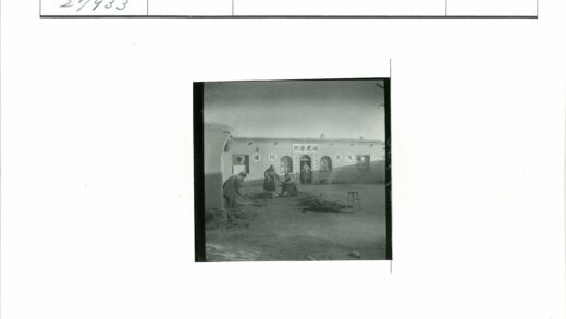 建筑工人与汉字墙庭院场景.jpg