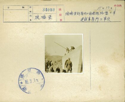 建筑工人与混凝土结构施工实景.jpg