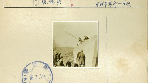 建筑工人与混凝土结构施工实景.jpg