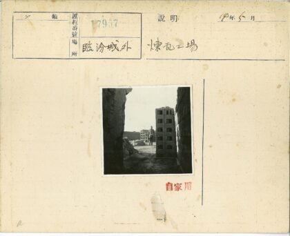 建筑工人与砖堆施工现场.jpg