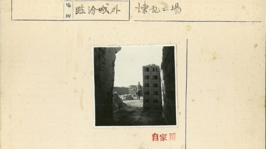 建筑工人与砖堆施工现场.jpg