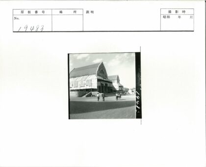 建筑工人与蓝天下的在建大楼.jpg