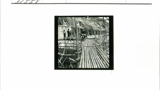 建筑工人在岩石景观脚手架工作.jpg
