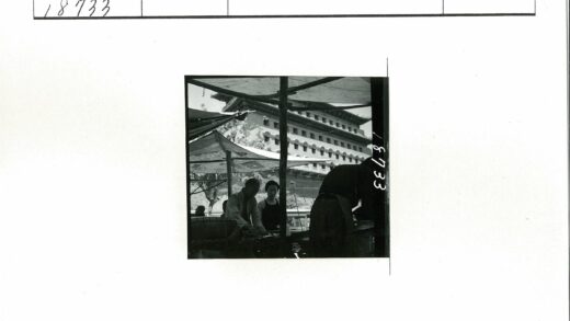 建筑工人天篷下施工.jpg