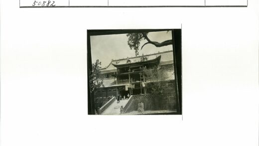 建筑工人屋顶施工场景.jpg
