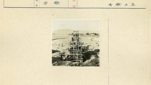建筑工人山区搭建脚手架工作场景.jpg