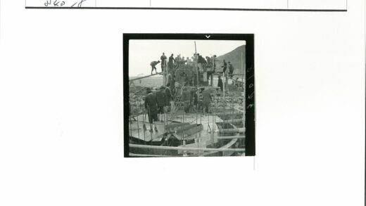 建筑工人山区机械施工.jpg