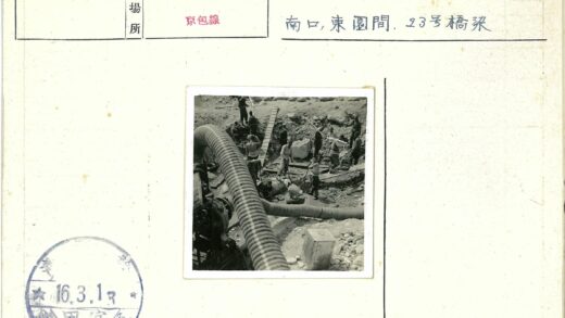 建筑工人岩石区管道挖掘作业.jpg