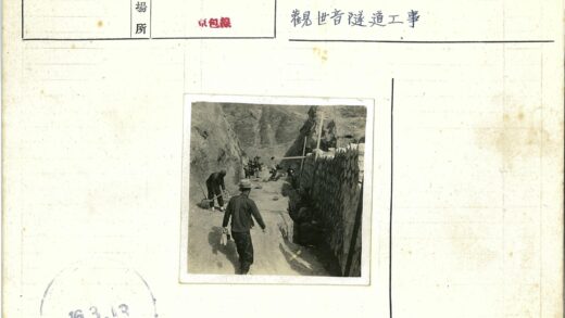 建筑工人户外施工建造石墙.jpg