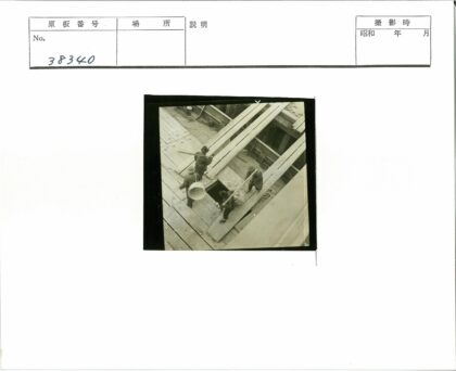 建筑工人提篮行走木板.jpg