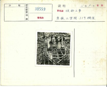 建筑工人搭建大型木结构.jpg