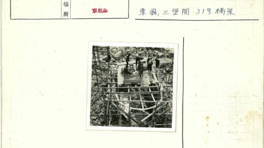 建筑工人搭建大型木结构.jpg