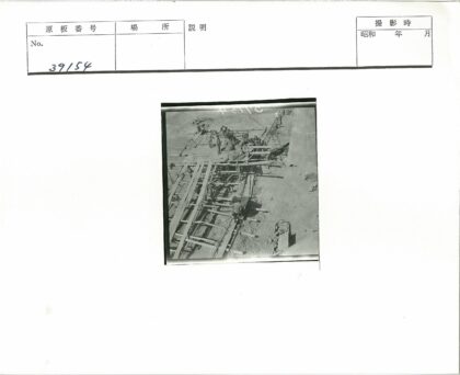 建筑工人搭建木制脚手架工作场景.jpg