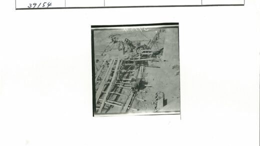 建筑工人搭建木制脚手架工作场景.jpg