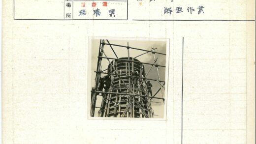 建筑工人搭建木杆圆柱脚手架.jpg