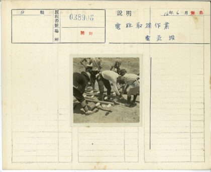 建筑工人搭建木梁施工现场.jpg