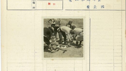 建筑工人搭建木梁施工现场.jpg
