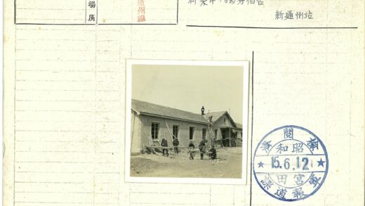 建筑工人搭建砖房施工现场.jpg