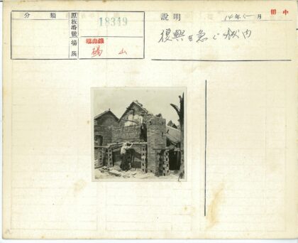 建筑工人搭建砖木结构施工现场.jpg