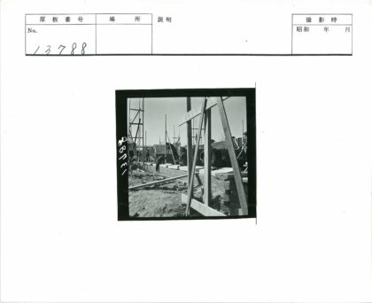 建筑工人搭建砖砌脚手架.jpg