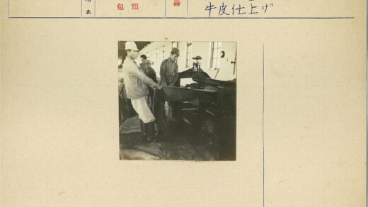 建筑工人操作机器工作场景.jpg